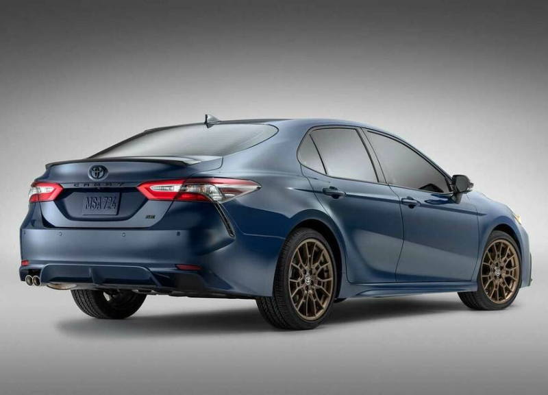 За сколько сегодня реально купить в России новые Toyota Camry и RAV4