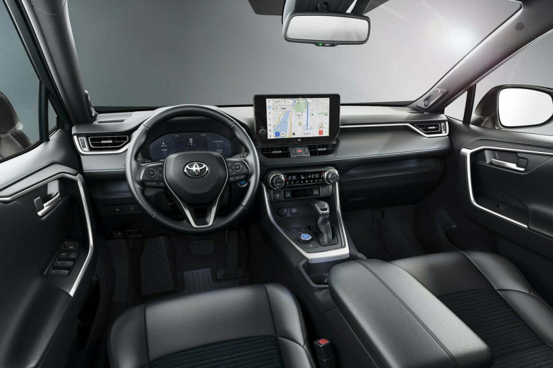 За сколько сегодня реально купить в России новые Toyota Camry и RAV4