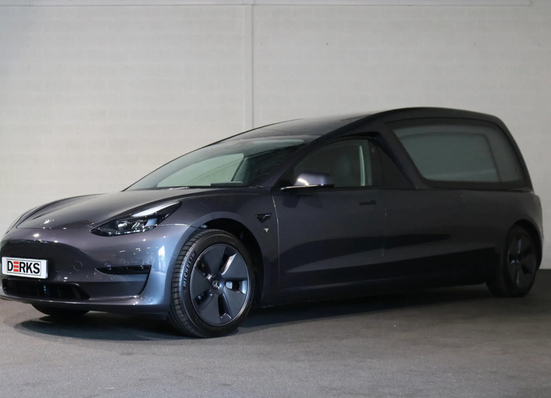 В России выставили на продажу катафалк Tesla Model 3