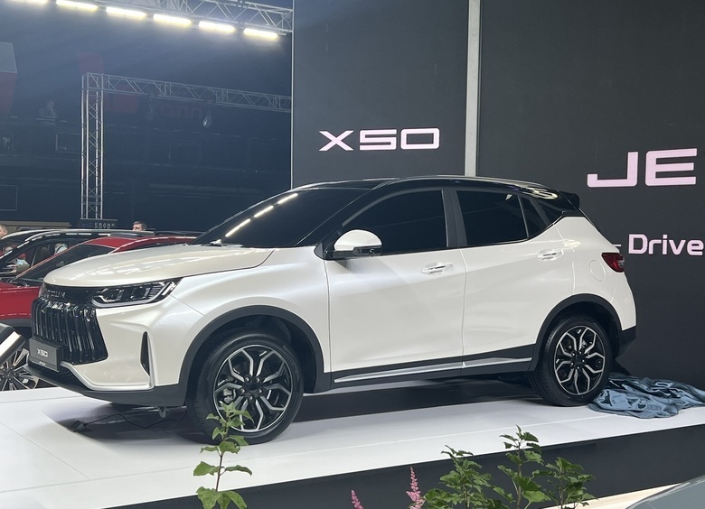 На пятки Chery и Geely: компактный кроссовер Jetour Х50 представили официально