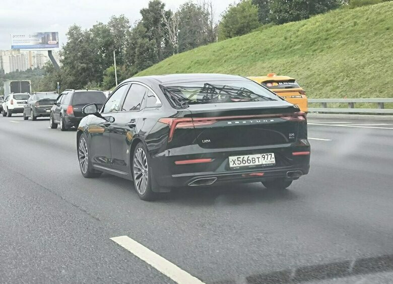 В Москве заметили FAW Bestune B70 с шильдиком LADA